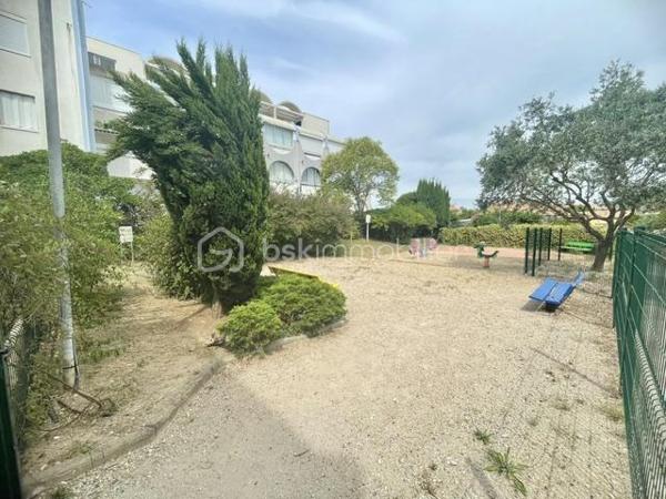 EN EXCLUSIVITÉ – LE GRAU-DU-ROI – PALAIS DE LA MER
À seulement 400 m de la plage et au pied des commerces !

Idéalement situé dans le secteur recherché du Palais de la Mer, découvrez ce charmant T2 cabine, situé au 2ᵉ et dernier étage d’une résidence sécurisée, à proximité immédiate des commerces et à quelques minutes à pied de la plage.

Fonctionnel et parfaitement entretenu, cet appartement se compose de :

une entrée avec WC indépendants
une agréable pièce de vie lumineuse avec cuisine ouverte entièrement équipée
une chambre avec placard
un coin cabine avec lits superposés, idéal pour accueillir famille ou amis
une salle d’eau

Une loggia fermée vient compléter ce bien et offre environ 10 m² supplémentaires, véritable espace de vie en plus à profiter toute l’année.

Les + du bien :
* Place de parking privative
* Résidence avec piscines sécurisées
* Appartement vendu meublé – jusqu’à 6 couchages
* Exposition plein Sud côté jardin
* Aucun travaux à prévoir, ni dans l’appartement ni dans la copropriété (ravalement récent des façades)

Un pied-à-terre idéal à la mer ou un excellent investissement locatif !
Vous n’avez plus qu’à poser vos valises. À visiter sans tarder !