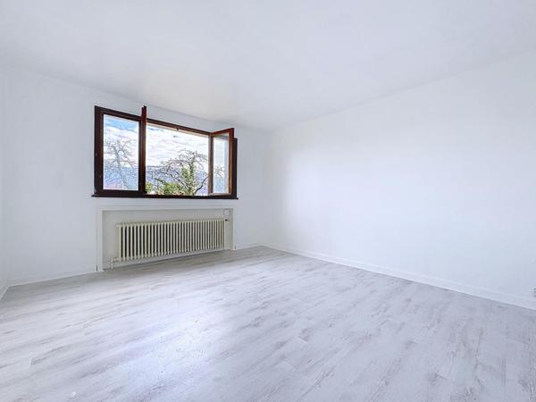 Vue montagnes, au calme, potentiel, grand terrain, sous-sol complet