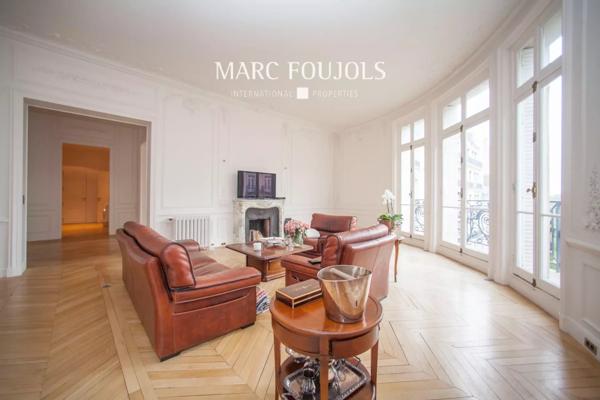 Appartement avec vue tour Eiffel Place du Trocadéro