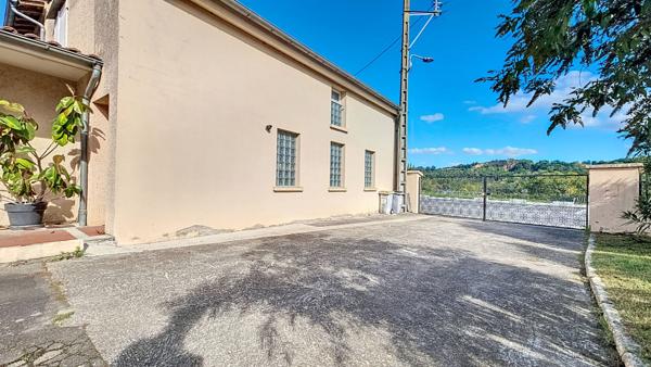 Maison de ville avec petit jardin hyper centre Carbonne