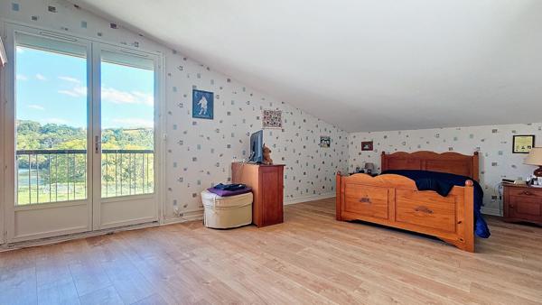 Maison de ville avec petit jardin hyper centre Carbonne