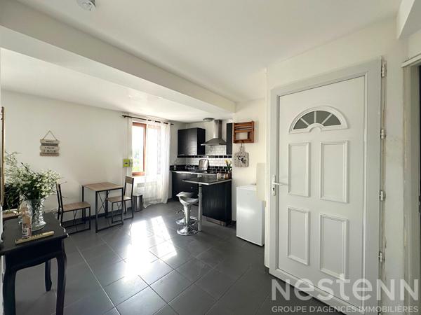 Appartement T2 1er étage Trèbes avec séjour 23 m² cuisine aménagée et vue sur le fleuve Aude