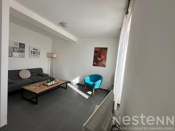 Appartement T2 1er étage Trèbes avec séjour 23 m² cuisine aménagée et vue sur le fleuve Aude