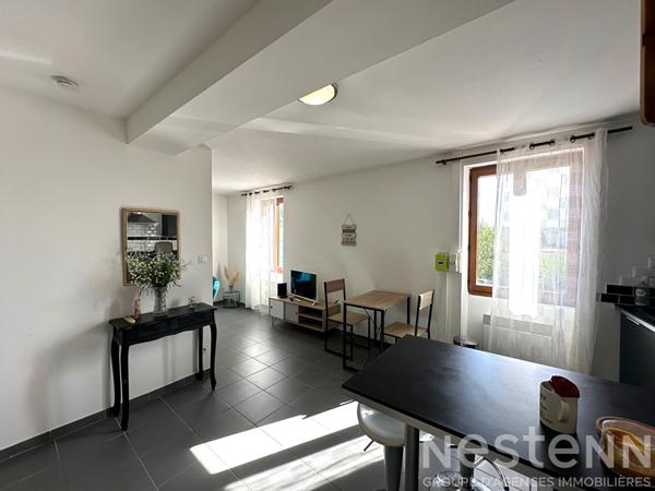 Appartement T2 1er étage Trèbes avec séjour 23 m² cuisine aménagée et vue sur le fleuve Aude