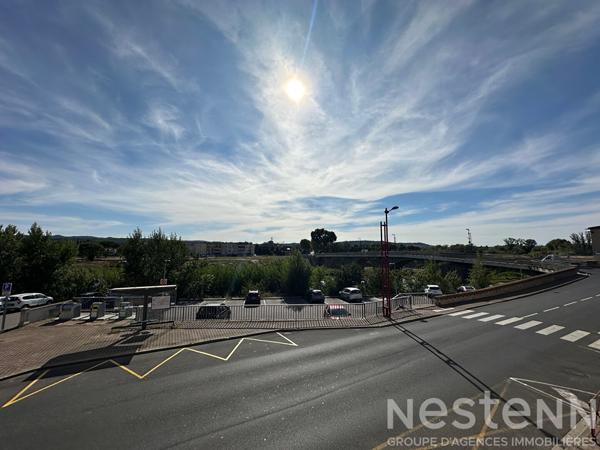 Appartement T2 1er étage Trèbes avec séjour 23 m² cuisine aménagée et vue sur le fleuve Aude