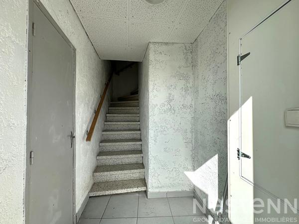 Appartement T2 1er étage Trèbes avec séjour 23 m² cuisine aménagée et vue sur le fleuve Aude