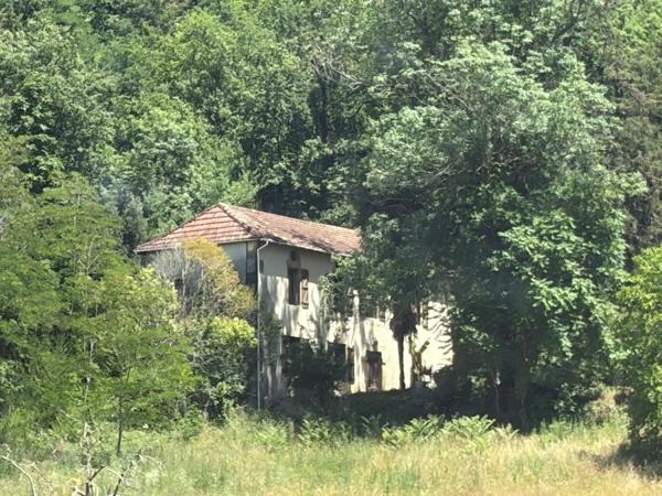 MARCIAC(32): cachée, au bout d'un chemin privé, PROPRIETE sur 2ha, anciens Bains avec sa source encore présente, dépendance, authenticité assurée !
