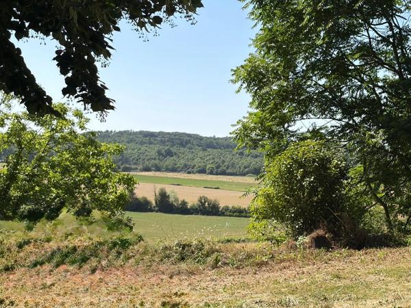 MARCIAC(32): cachée, au bout d'un chemin privé, PROPRIETE sur 2ha, anciens Bains avec sa source encore présente, dépendance, authenticité assurée !