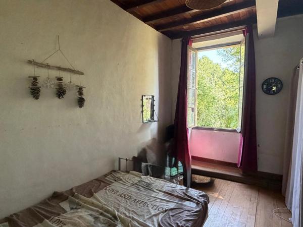 MARCIAC(32): cachée, au bout d'un chemin privé, PROPRIETE sur 2ha, anciens Bains avec sa source encore présente, dépendance, authenticité assurée !