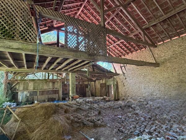 MARCIAC(32): cachée, au bout d'un chemin privé, PROPRIETE sur 2ha, anciens Bains avec sa source encore présente, dépendance, authenticité assurée !