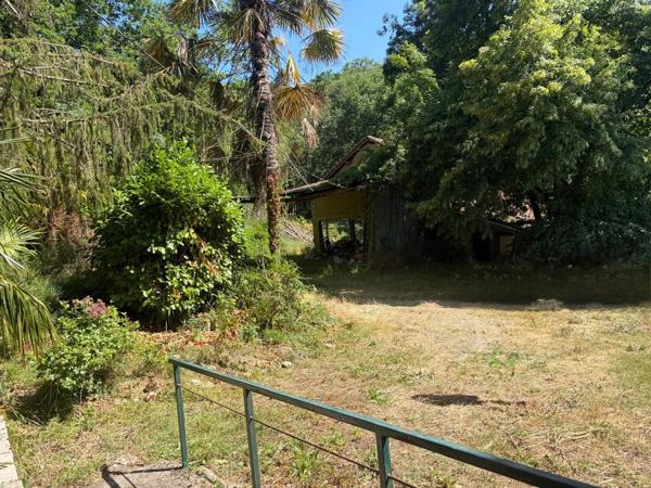 MARCIAC(32): cachée, au bout d'un chemin privé, PROPRIETE sur 2ha, anciens Bains avec sa source encore présente, dépendance, authenticité assurée !