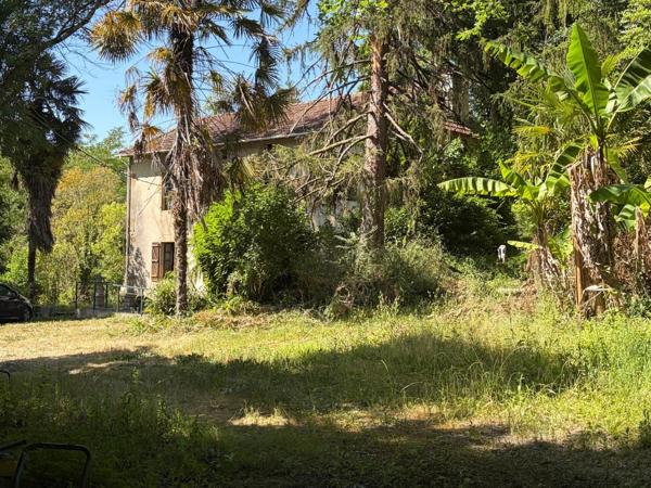 MARCIAC(32): cachée, au bout d'un chemin privé, PROPRIETE sur 2ha, anciens Bains avec sa source encore présente, dépendance, authenticité assurée !