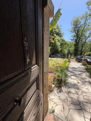 MARCIAC(32): cachée, au bout d'un chemin privé, PROPRIETE sur 2ha, anciens Bains avec sa source encore présente, dépendance, authenticité assurée !