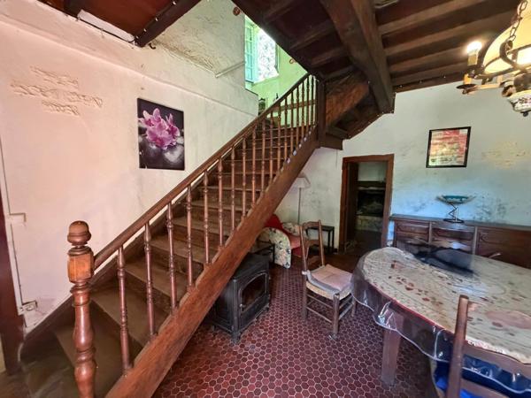 MARCIAC(32): cachée, au bout d'un chemin privé, PROPRIETE sur 2ha, anciens Bains avec sa source encore présente, dépendance, authenticité assurée !