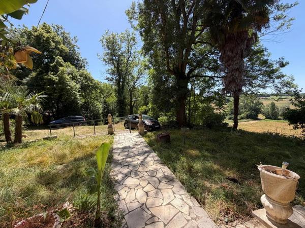 MARCIAC(32): cachée, au bout d'un chemin privé, PROPRIETE sur 2ha, anciens Bains avec sa source encore présente, dépendance, authenticité assurée !
