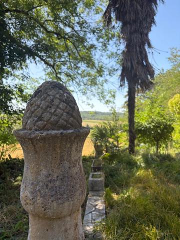 MARCIAC(32): cachée, au bout d'un chemin privé, PROPRIETE sur 2ha, anciens Bains avec sa source encore présente, dépendance, authenticité assurée !