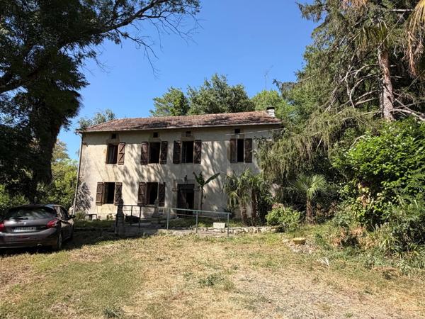 MARCIAC(32): cachée, au bout d'un chemin privé, PROPRIETE sur 2ha, anciens Bains avec sa source encore présente, dépendance, authenticité assurée !