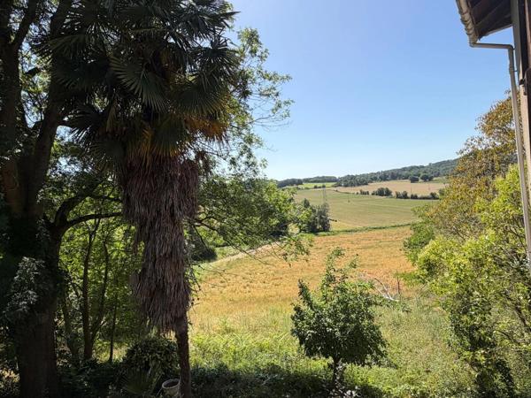 MARCIAC(32): cachée, au bout d'un chemin privé, PROPRIETE sur 2ha, anciens Bains avec sa source encore présente, dépendance, authenticité assurée !