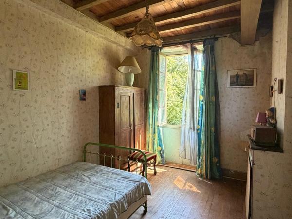 MARCIAC(32): cachée, au bout d'un chemin privé, PROPRIETE sur 2ha, anciens Bains avec sa source encore présente, dépendance, authenticité assurée !