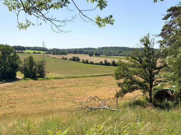 MARCIAC(32): cachée, au bout d'un chemin privé, PROPRIETE sur 2ha, anciens Bains avec sa source encore présente, dépendance, authenticité assurée !