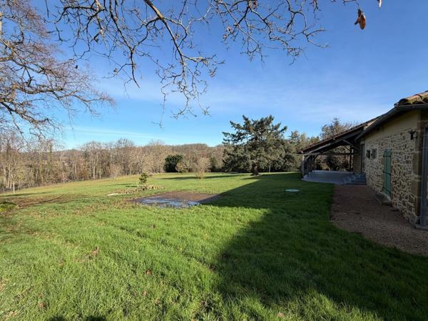 MARCIAC(32): cachée, au bout d'un chemin privé, PROPRIETE sur 2ha, anciens Bains avec sa source encore présente, dépendance, authenticité assurée !