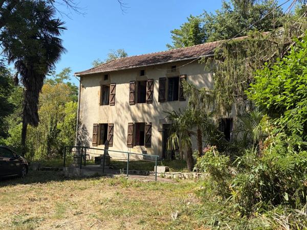 MARCIAC(32): cachée, au bout d'un chemin privé, PROPRIETE sur 2ha, anciens Bains avec sa source encore présente, dépendance, authenticité assurée !