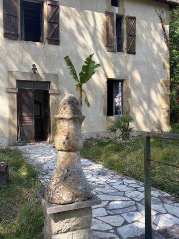 MARCIAC(32): cachée, au bout d'un chemin privé, PROPRIETE sur 2ha, anciens Bains avec sa source encore présente, dépendance, authenticité assurée !