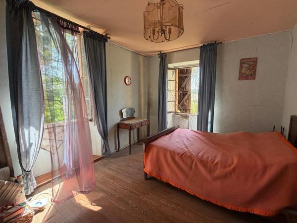 MARCIAC(32): cachée, au bout d'un chemin privé, PROPRIETE sur 2ha, anciens Bains avec sa source encore présente, dépendance, authenticité assurée !