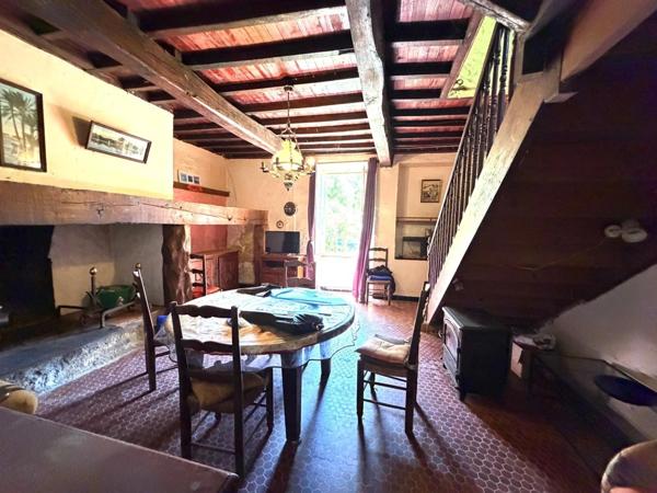 MARCIAC(32): cachée, au bout d'un chemin privé, PROPRIETE sur 2ha, anciens Bains avec sa source encore présente, dépendance, authenticité assurée !