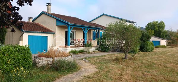 A seulement quelques minutes du centre ville, découvrez cette agréable maison familiale implantée
sur un terrain arboré de 4000 m², offrant un cadre de vie paisible et verdoyant.

La maison se compose d’une belle  pièce de vie lumineuse avec cuisine ouverte, idéale pour partager des moments conviviaux en famille ou entre amis.
L’espace nuit comprend quatre chambres ainsi que deux salles d’eau et deux WC, garantissant un confort optimal au quotidien. 

Côté équipements, vous bénéficierez d’un chauffage par chaudière à gaz à condensation complété par une climatisation réversible, pour un confort en toute saison,
 
A l’extérieure, vous profiterez d’une piscine parfaitement intégrée à son environnement, idéale pour les journées ensoleillées, ainsi que d’un vaste terrain avec un puit et deux dépendances     

 Une propriété qui allie espace, confort et proximité des commodités, à découvrir sans tarder !