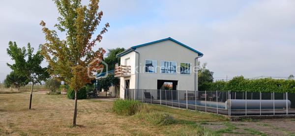 A seulement quelques minutes du centre ville, découvrez cette agréable maison familiale implantée
sur un terrain arboré de 4000 m², offrant un cadre de vie paisible et verdoyant.

La maison se compose d’une belle  pièce de vie lumineuse avec cuisine ouverte, idéale pour partager des moments conviviaux en famille ou entre amis.
L’espace nuit comprend quatre chambres ainsi que deux salles d’eau et deux WC, garantissant un confort optimal au quotidien. 

Côté équipements, vous bénéficierez d’un chauffage par chaudière à gaz à condensation complété par une climatisation réversible, pour un confort en toute saison,
 
A l’extérieure, vous profiterez d’une piscine parfaitement intégrée à son environnement, idéale pour les journées ensoleillées, ainsi que d’un vaste terrain avec un puit et deux dépendances     

 Une propriété qui allie espace, confort et proximité des commodités, à découvrir sans tarder !