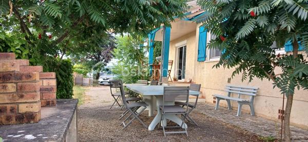 A seulement quelques minutes du centre ville, découvrez cette agréable maison familiale implantée
sur un terrain arboré de 4000 m², offrant un cadre de vie paisible et verdoyant.

La maison se compose d’une belle  pièce de vie lumineuse avec cuisine ouverte, idéale pour partager des moments conviviaux en famille ou entre amis.
L’espace nuit comprend quatre chambres ainsi que deux salles d’eau et deux WC, garantissant un confort optimal au quotidien. 

Côté équipements, vous bénéficierez d’un chauffage par chaudière à gaz à condensation complété par une climatisation réversible, pour un confort en toute saison,
 
A l’extérieur, vous profiterez d’une piscine parfaitement intégrée à son environnement, idéale pour les journées ensoleillées, ainsi que d’un vaste terrain avec un puits et deux dépendances     

 Une propriété qui allie espace, confort et proximité des commodités, à découvrir sans tarder !