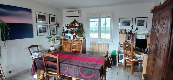 A seulement quelques minutes du centre ville, découvrez cette agréable maison familiale implantée
sur un terrain arboré de 4000 m², offrant un cadre de vie paisible et verdoyant.

La maison se compose d’une belle  pièce de vie lumineuse avec cuisine ouverte, idéale pour partager des moments conviviaux en famille ou entre amis.
L’espace nuit comprend quatre chambres ainsi que deux salles d’eau et deux WC, garantissant un confort optimal au quotidien. 

Côté équipements, vous bénéficierez d’un chauffage par chaudière à gaz à condensation complété par une climatisation réversible, pour un confort en toute saison,
 
A l’extérieure, vous profiterez d’une piscine parfaitement intégrée à son environnement, idéale pour les journées ensoleillées, ainsi que d’un vaste terrain avec un puit et deux dépendances     

 Une propriété qui allie espace, confort et proximité des commodités, à découvrir sans tarder !