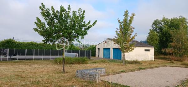 A seulement quelques minutes du centre ville, découvrez cette agréable maison familiale implantée
sur un terrain arboré de 4000 m², offrant un cadre de vie paisible et verdoyant.

La maison se compose d’une belle  pièce de vie lumineuse avec cuisine ouverte, idéale pour partager des moments conviviaux en famille ou entre amis.
L’espace nuit comprend quatre chambres ainsi que deux salles d’eau et deux WC, garantissant un confort optimal au quotidien. 

Côté équipements, vous bénéficierez d’un chauffage par chaudière à gaz à condensation complété par une climatisation réversible, pour un confort en toute saison,
 
A l’extérieure, vous profiterez d’une piscine parfaitement intégrée à son environnement, idéale pour les journées ensoleillées, ainsi que d’un vaste terrain avec un puit et deux dépendances     

 Une propriété qui allie espace, confort et proximité des commodités, à découvrir sans tarder !