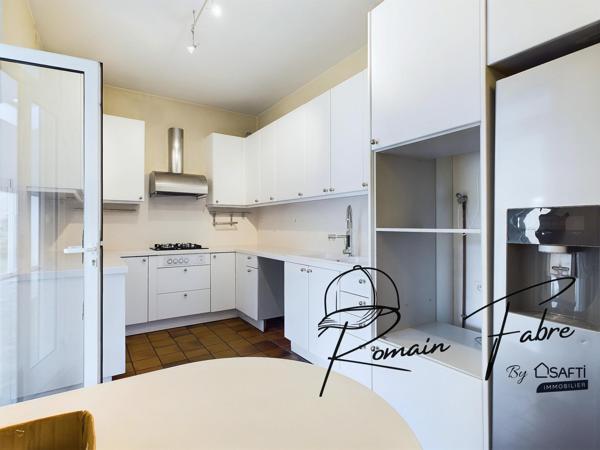 Immeuble avec Logements de 5 chambres et 2 commerces loués centre Cavignac, rentabilité importante
