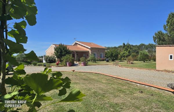 Maison familiale 136 m², quatre chambres, avec piscine sur plus de 2500 m² de terrain arboré et clôturé.