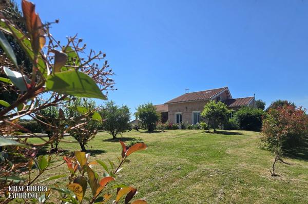 Maison familiale 136 m², quatre chambres, avec piscine sur plus de 2500 m² de terrain arboré et clôturé.
