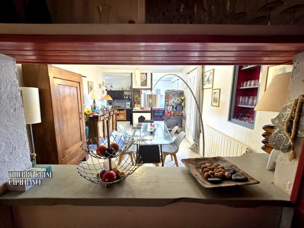 Maison familiale 136 m², quatre chambres, avec piscine sur plus de 2500 m² de terrain arboré et clôturé.