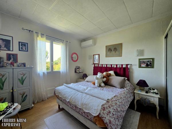 Maison familiale 136 m², quatre chambres, avec piscine sur plus de 2500 m² de terrain arboré et clôturé.