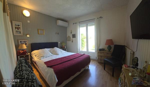 Maison familiale 136 m², quatre chambres, avec piscine sur plus de 2500 m² de terrain arboré et clôturé.