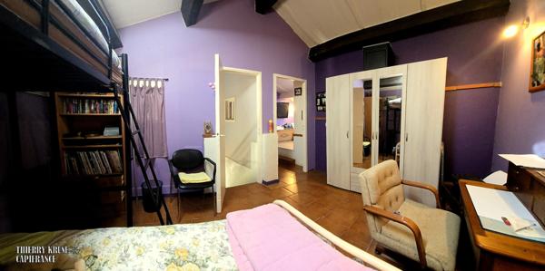 Maison familiale 136 m², quatre chambres, avec piscine sur plus de 2500 m² de terrain arboré et clôturé.