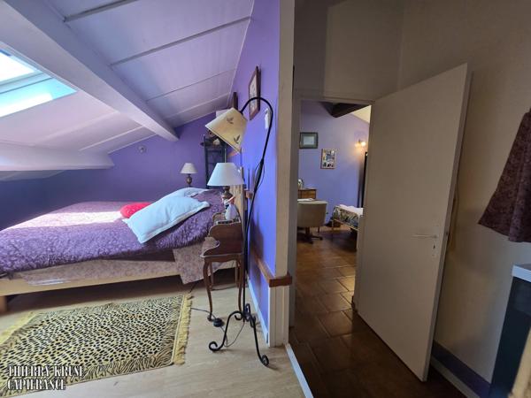 Maison familiale 136 m², quatre chambres, avec piscine sur plus de 2500 m² de terrain arboré et clôturé.