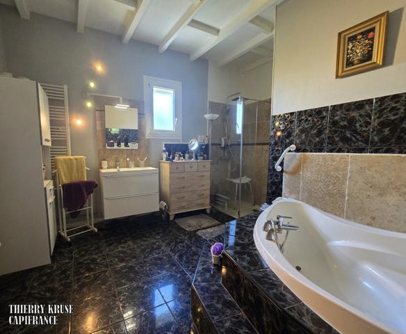 Maison familiale 136 m², quatre chambres, avec piscine sur plus de 2500 m² de terrain arboré et clôturé.