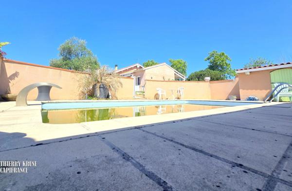 Maison familiale 136 m², quatre chambres, avec piscine sur plus de 2500 m² de terrain arboré et clôturé.