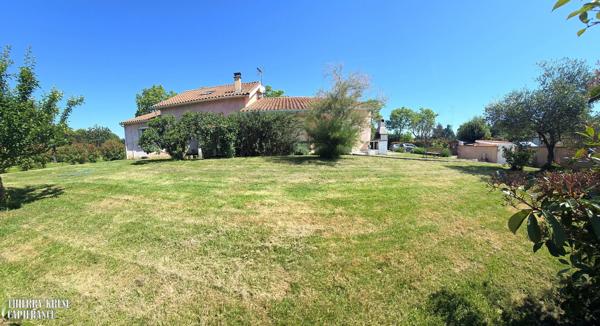 Maison familiale 136 m², quatre chambres, avec piscine sur plus de 2500 m² de terrain arboré et clôturé.
