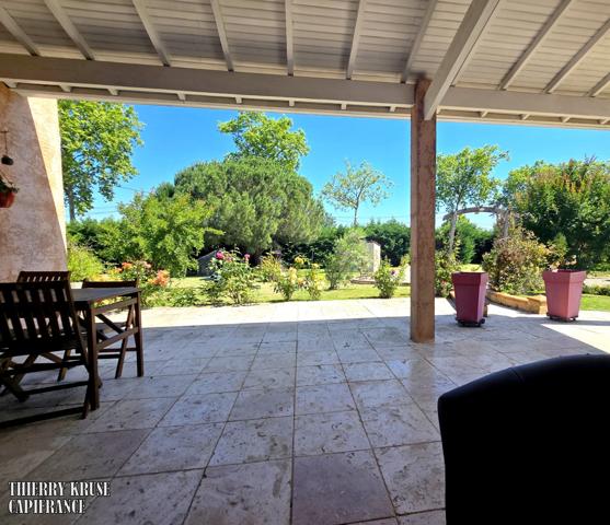 Maison familiale 136 m², quatre chambres, avec piscine sur plus de 2500 m² de terrain arboré et clôturé.