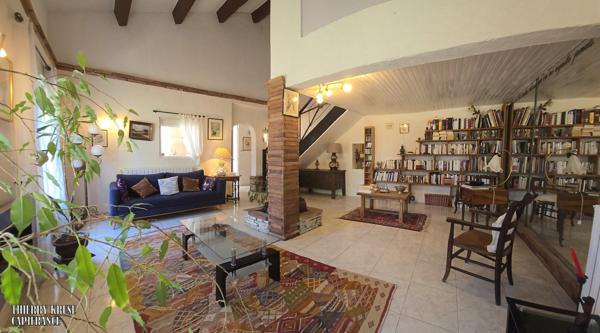 Maison familiale 136 m², quatre chambres, avec piscine sur plus de 2500 m² de terrain arboré et clôturé.