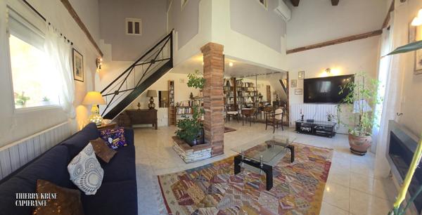Maison familiale 136 m², quatre chambres, avec piscine sur plus de 2500 m² de terrain arboré et clôturé.