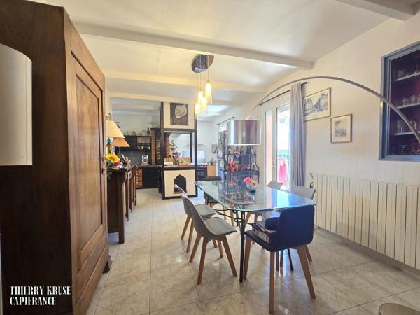 Maison familiale 136 m², quatre chambres, avec piscine sur plus de 2500 m² de terrain arboré et clôturé.
