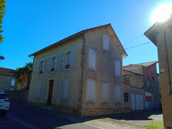 Maison
         7 pièces
        - 217 m² 225 000 € *